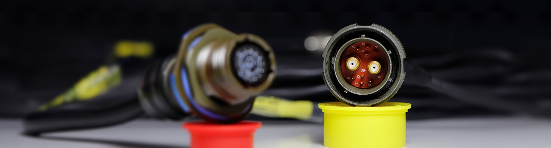 Konnektörler, elektronik cihazlar arasında elektrik akımı ve sinyal iletimi sağlayan, çeşitli şekil ve boyutlarda tasarlanmış bağlantı bileşenleridir.